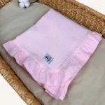 Pembe dama pike kumaştan fırfırlı, nakış seçenekli bebek battaniyesi