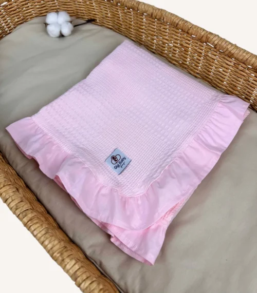 Pembe dama pike kumaştan fırfırlı, nakış seçenekli bebek battaniyesi