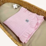 Pembe tek kat müslin kumaştan fırfırlı, nakış seçenekli bebek battaniyesi