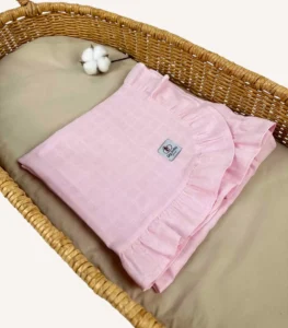 Pembe tek kat müslin kumaştan fırfırlı, nakış seçenekli bebek battaniyesi