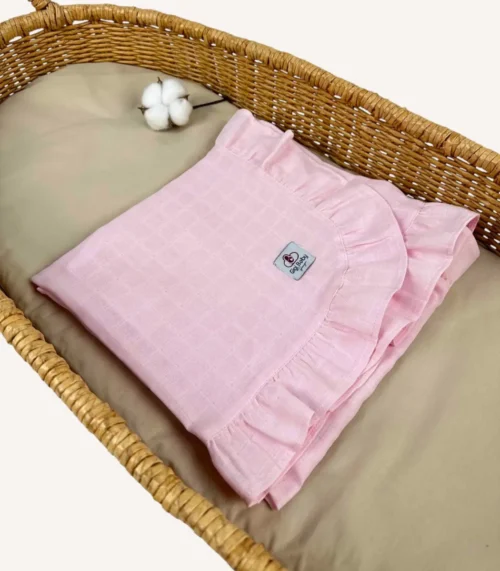 Pembe tek kat müslin kumaştan fırfırlı, nakış seçenekli bebek battaniyesi