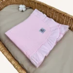 Pembe örgü pike kumaştan fırfırlı, nakış seçenekli bebek battaniyesi