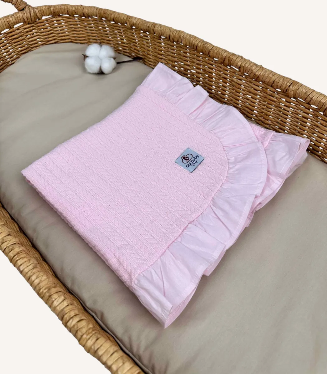 pembe-firfirli-pike-battaniye Pembe örgü pike kumaştan fırfırlı, nakış seçenekli bebek battaniyesi