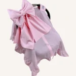 Pembe müslin puset örtüsü, tek kat, fiyonklu, ortadan yırtmaçlı çıtçıtlı model, akfil fırfırlı, hafif yazlık bebek puset örtüsü