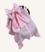 Pembe müslin puset örtüsü, tek kat, fiyonklu, ortadan yırtmaçlı çıtçıtlı model, akfil fırfırlı, hafif yazlık bebek puset örtüsü