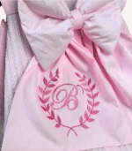 Pembe örgü pike puset örtüsü, fiyonklu, ortadan yırtmaçlı çıtçıtlı model, fırfırlı kenarlı, %100 pamuk bebek puset örtüsü