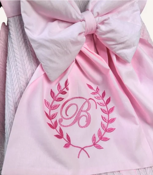 Pembe örgü pike puset örtüsü, fiyonklu, ortadan yırtmaçlı çıtçıtlı model, fırfırlı kenarlı, %100 pamuk bebek puset örtüsü