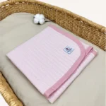 Pudra örgü pike kumaştan biyeli, nakış seçenekli bebek battaniyesi