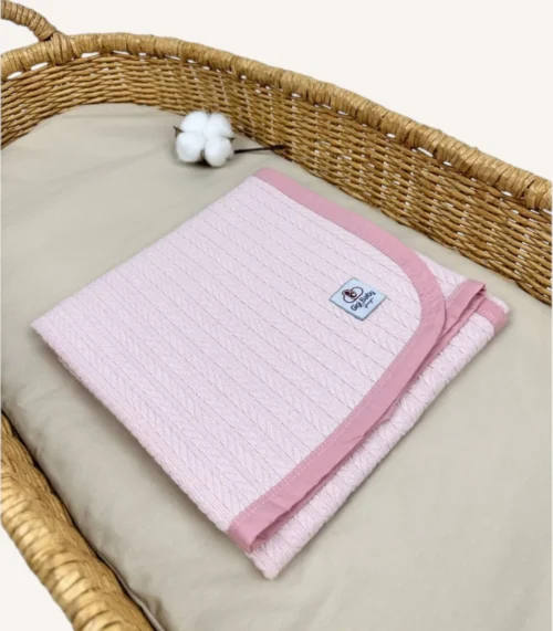 Pudra örgü pike kumaştan biyeli, nakış seçenekli bebek battaniyesi