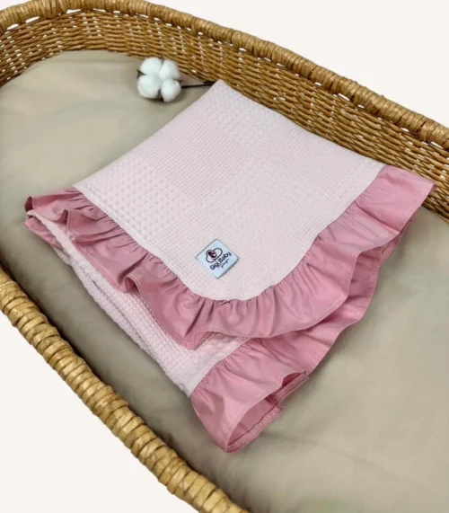 Pudra dama pike kumaştan fırfırlı, nakış seçenekli bebek battaniyesi