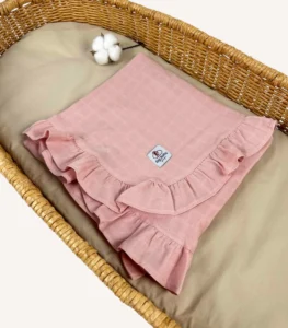 Pudra tek kat müslin kumaştan fırfırlı, nakış seçenekli bebek battaniyesi