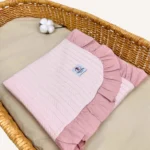 Pudra örgü pike kumaştan fırfırlı, nakış seçenekli bebek battaniyesi