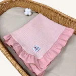 Pudra şanel pike kumaştan fırfırlı, nakış seçenekli bebek battaniyesi