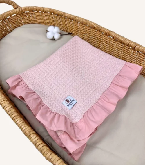 Pudra şanel pike kumaştan fırfırlı, nakış seçenekli bebek battaniyesi