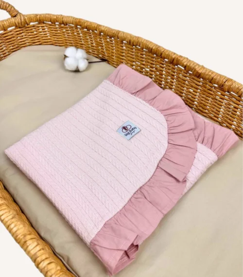 Pudra örgü pike kumaştan fırfırlı, nakış seçenekli bebek battaniyesi