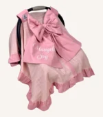 Pudra müslin puset örtüsü, tek kat, fiyonklu, ortadan yırtmaçlı çıtçıtlı model, akfil fırfırlı, hafif yazlık bebek puset örtüsü