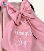 Pudra müslin puset örtüsü, tek kat, fiyonklu, ortadan yırtmaçlı çıtçıtlı model, akfil fırfırlı, hafif yazlık bebek puset örtüsü