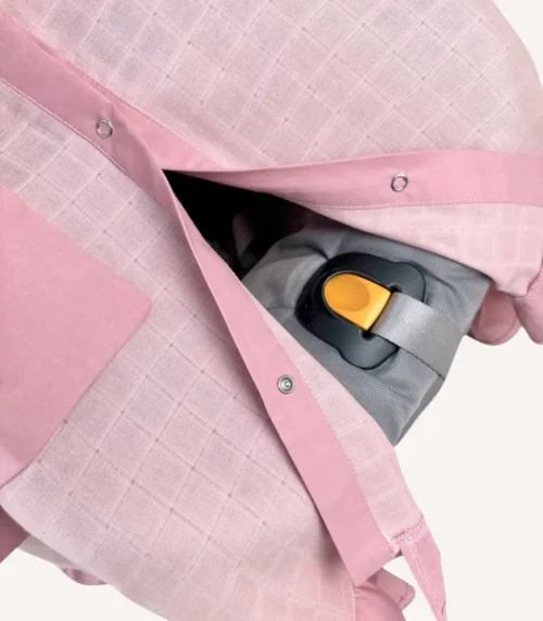 Pudra müslin puset örtüsü, tek kat, fiyonklu, ortadan yırtmaçlı çıtçıtlı model, akfil fırfırlı, hafif yazlık bebek puset örtüsü