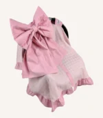 Pudra müslin puset örtüsü, tek kat, fiyonklu, ortadan yırtmaçlı çıtçıtlı model, akfil fırfırlı, hafif yazlık bebek puset örtüsü