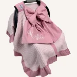 Pudra örgü pike puset örtüsü, fiyonklu, ortadan yırtmaçlı çıtçıtlı model, fırfırlı kenarlı, %100 pamuk bebek puset örtüsü