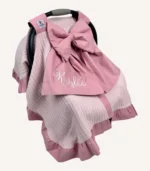 Pudra örgü pike puset örtüsü, fiyonklu, ortadan yırtmaçlı çıtçıtlı model, fırfırlı kenarlı, %100 pamuk bebek puset örtüsü