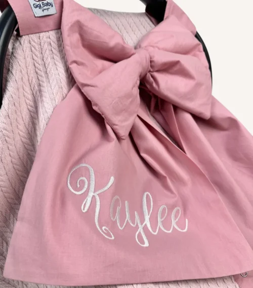 Pudra örgü pike puset örtüsü, fiyonklu, ortadan yırtmaçlı çıtçıtlı model, fırfırlı kenarlı, %100 pamuk bebek puset örtüsü