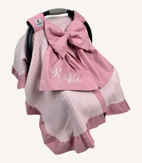 Pudra örgü pike puset örtüsü, fiyonklu, ortadan yırtmaçlı çıtçıtlı model, fırfırlı kenarlı, %100 pamuk bebek puset örtüsü