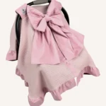 Pudra şanel pike puset örtüsü, fiyonklu, ortadan yırtmaçlı çıtçıtlı model, fırfırlı kenarlı, %100 pamuk bebek puset örtüsü