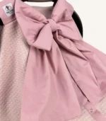 Pudra şanel pike puset örtüsü, fiyonklu, ortadan yırtmaçlı çıtçıtlı model, fırfırlı kenarlı, %100 pamuk bebek puset örtüsü