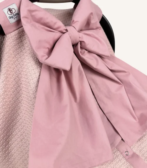 Pudra şanel pike puset örtüsü, fiyonklu, ortadan yırtmaçlı çıtçıtlı model, fırfırlı kenarlı, %100 pamuk bebek puset örtüsü