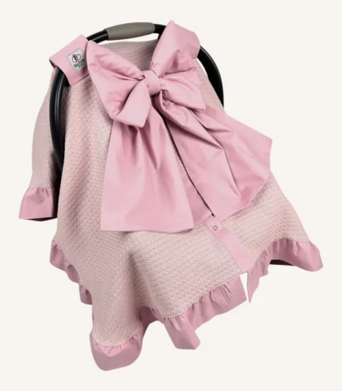 Pudra şanel pike puset örtüsü, fiyonklu, ortadan yırtmaçlı çıtçıtlı model, fırfırlı kenarlı, %100 pamuk bebek puset örtüsü