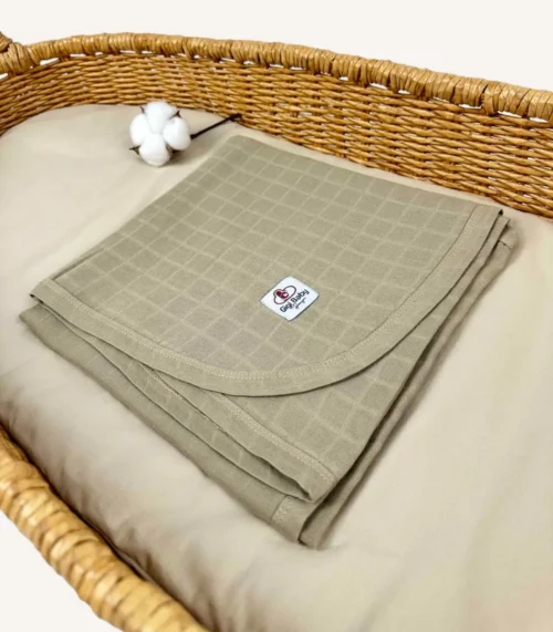 Taş tek kat müslin kumaştan biyeli, nakış seçenekli bebek battaniyesi