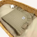 Taş tek kat müslin kumaştan fırfırlı, nakış seçenekli bebek battaniyesi