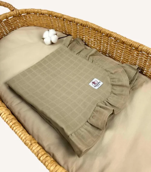 Taş tek kat müslin kumaştan fırfırlı, nakış seçenekli bebek battaniyesi