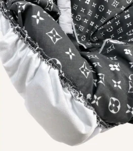 Antrasit monogram desenli çocuk oto koltuğu kılıfı ve gri kemer kılıfı seti