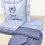 Bebek mavisi ve indigo mavi fırfırlı pamuklu bebek nevresim takımı, nakış detaylı dekoratif yastıklı set