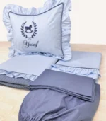 Bebek mavisi ve indigo mavi fırfırlı pamuklu bebek nevresim takımı, nakış detaylı dekoratif yastıklı set