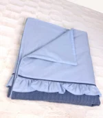 Bebek mavisi ve indigo mavi fırfırlı pamuklu bebek nevresim takımı, nakış detaylı dekoratif yastıklı set