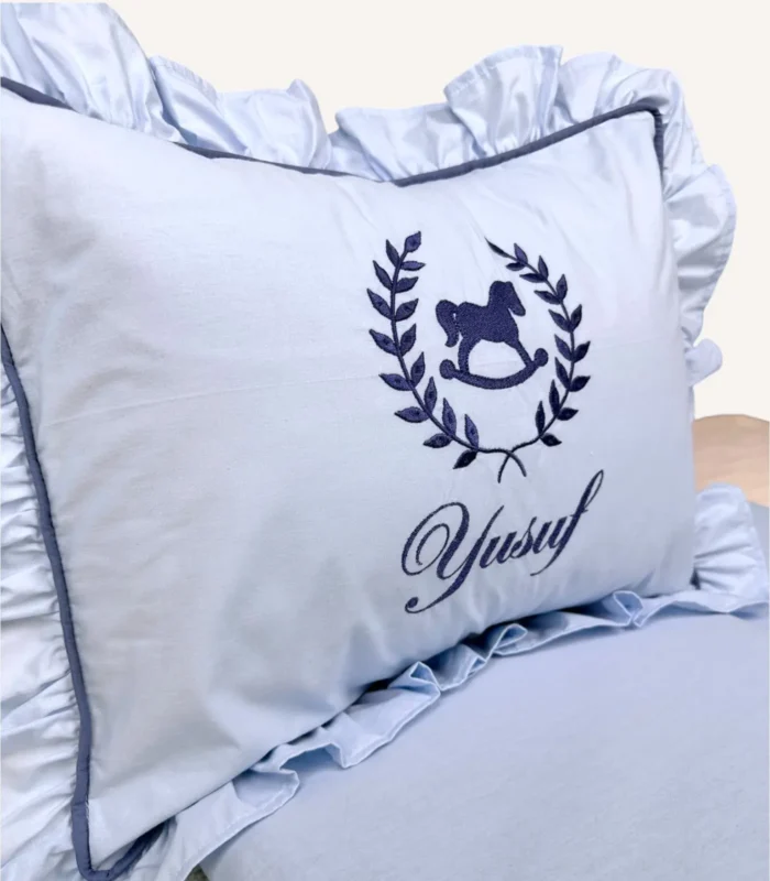 Bebek mavisi ve indigo mavi fırfırlı pamuklu bebek nevresim takımı, nakış detaylı dekoratif yastıklı set