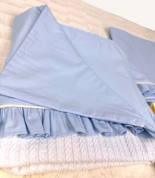 Krem ve bebek mavisi fırfırlı pamuklu bebek nevresim takımı, nakış detaylı dekoratif yastıklı set
