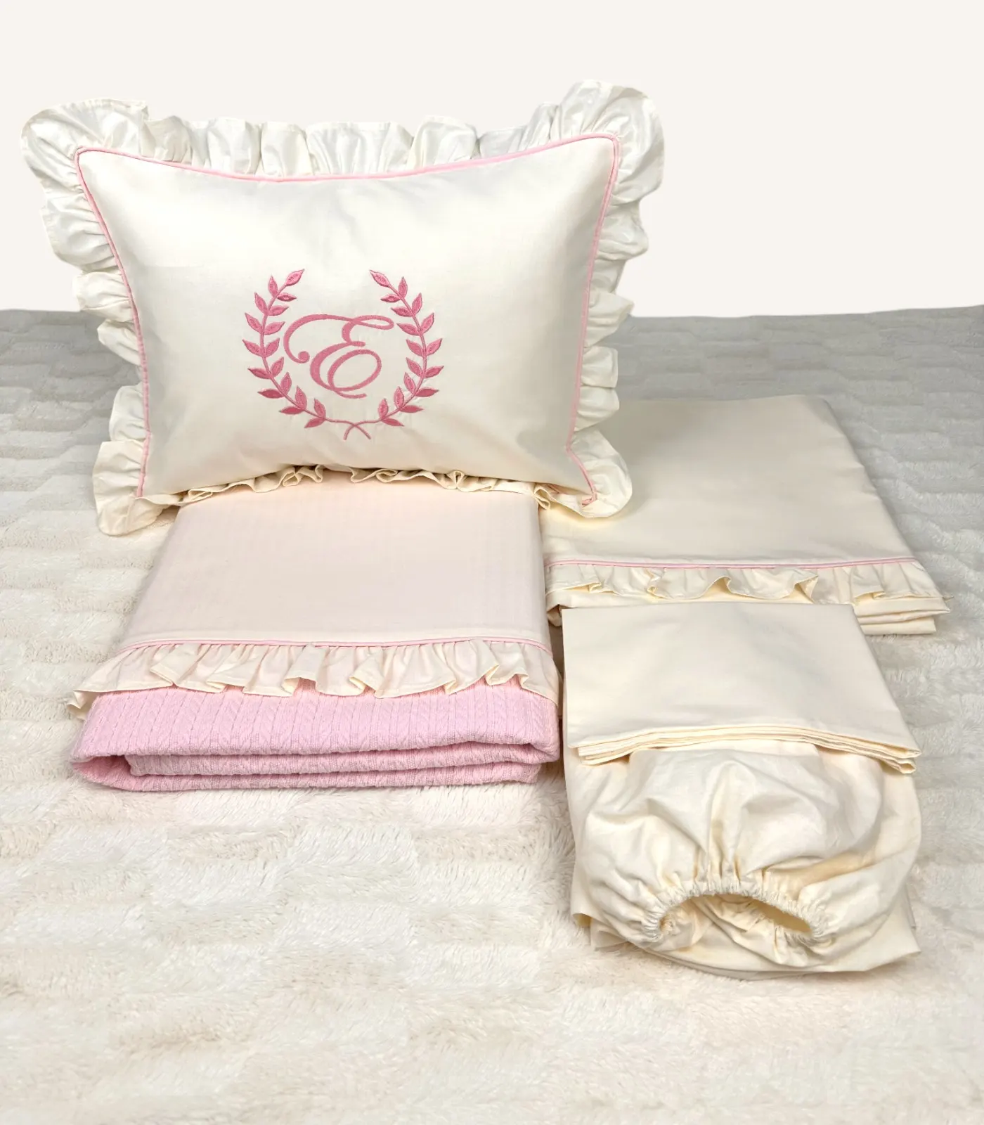 bebek-nevresim-takimi-pembe-ve-krem-firfirli Pembe ve krem fırfırlı pamuklu bebek nevresim takımı, nakış detaylı dekoratif yastıklı set
