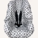 Gri monogram desenli çocuk oto koltuğu kılıfı ve siyah kemer kılıfı seti