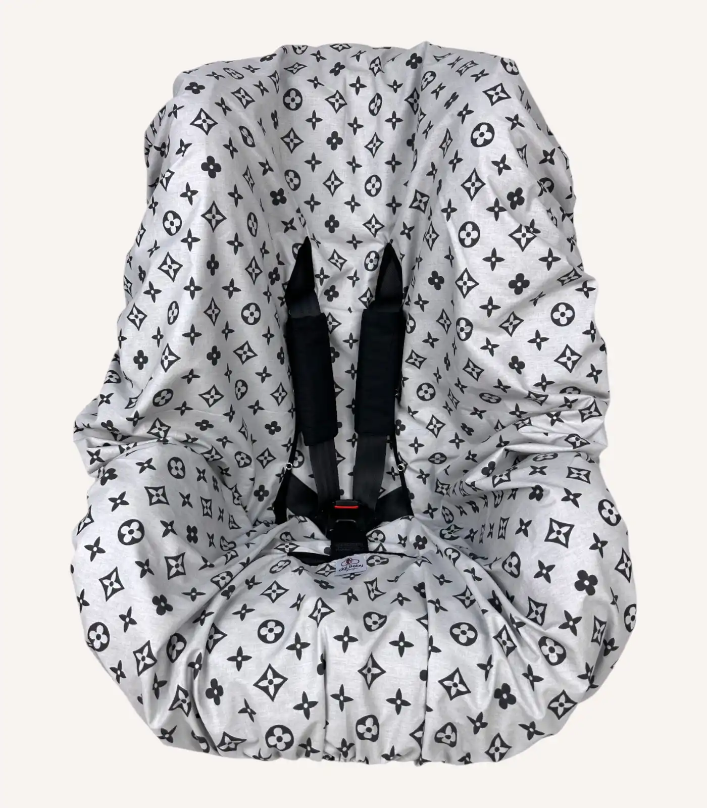 gri-monogram-desenli-cocuk-oto-koltugu-ve-kemer-kilifi Gri monogram desenli çocuk oto koltuğu kılıfı ve siyah kemer kılıfı seti