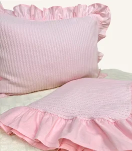 Pembe örgü pike fırfırlı tek kişilik pike takımı, dekoratif yastık kılıflı, nakış seçenekli yatak örtüsü seti