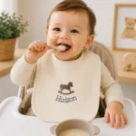 Krem renk 4 kat müslin kumaştan, nakışlı ve alez destekli kişiselleştirilebilir bebek önlüğü