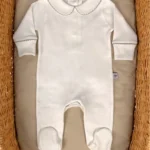 GOTS sertifikalı interlok kumaştan hazırlanan Organik Arkadan Çıtçıtlı Bebe Yakalı Kroşe İşlemeli Tulum, kroşe detaylı bebe yakası, kendinden eldivenli yapısı ve çift katlı patikleriyle prematüre ve 0-12 ay bebekler için tasarlanmıştır.
