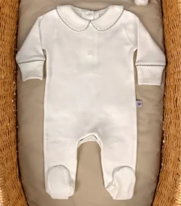 GOTS sertifikalı interlok kumaştan hazırlanan Organik Arkadan Çıtçıtlı Bebe Yakalı Kroşe İşlemeli Tulum, kroşe detaylı bebe yakası, kendinden eldivenli yapısı ve çift katlı patikleriyle prematüre ve 0-12 ay bebekler için tasarlanmıştır.