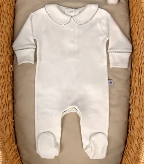 GOTS sertifikalı interlok kumaştan hazırlanan Organik Arkadan Çıtçıtlı Bebe Yakalı Kroşe İşlemeli Tulum, kroşe detaylı bebe yakası, kendinden eldivenli yapısı ve çift katlı patikleriyle prematüre ve 0-12 ay bebekler için tasarlanmıştır.