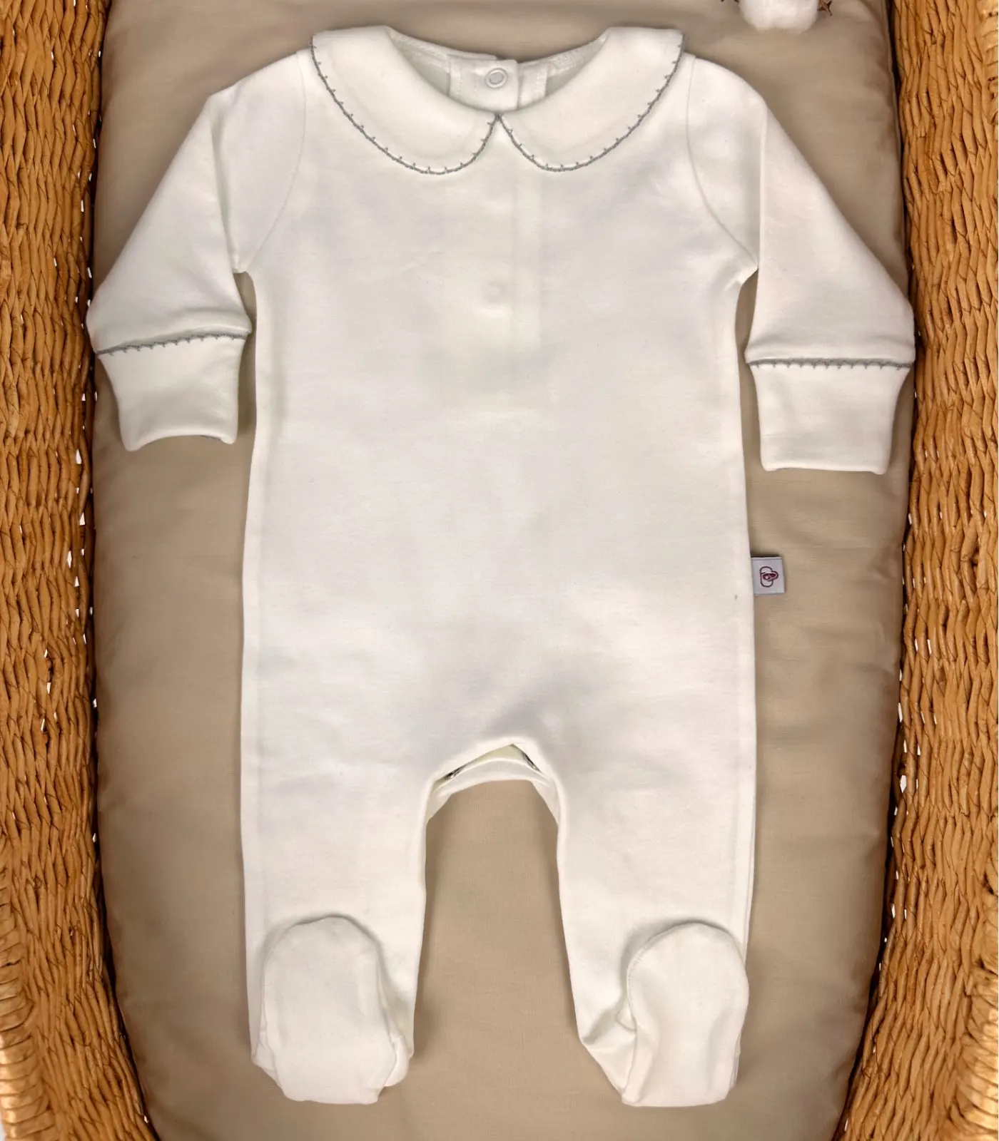 organik-arkadan-citcitli-bebe-yakali-krose-islemeli-tulum GOTS sertifikalı interlok kumaştan hazırlanan Organik Arkadan Çıtçıtlı Bebe Yakalı Kroşe İşlemeli Tulum, kroşe detaylı bebe yakası, kendinden eldivenli yapısı ve çift katlı patikleriyle prematüre ve 0-12 ay bebekler için tasarlanmıştır.