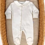 GOTS sertifikalı interlok kumaştan hazırlanan Organik Önden Çıtçıtlı Bebe Yakalı Kroşe İşlemeli Tulum, kroşe detaylı bebe yakası, kendinden eldivenli yapısı ve iç dikişsiz çift katlı patikleriyle prematüre ve 0-12 ay arası bebekler için tasarlanmıştır.